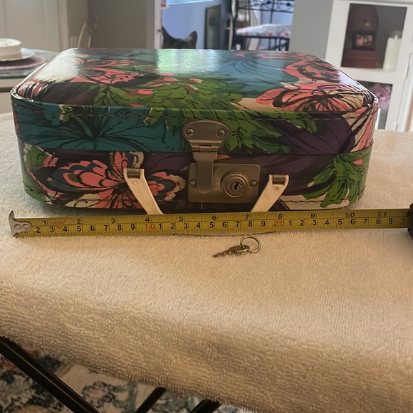 Vintage Hippie era flower power mini suitcase with key retro style - Picture 6 of 16